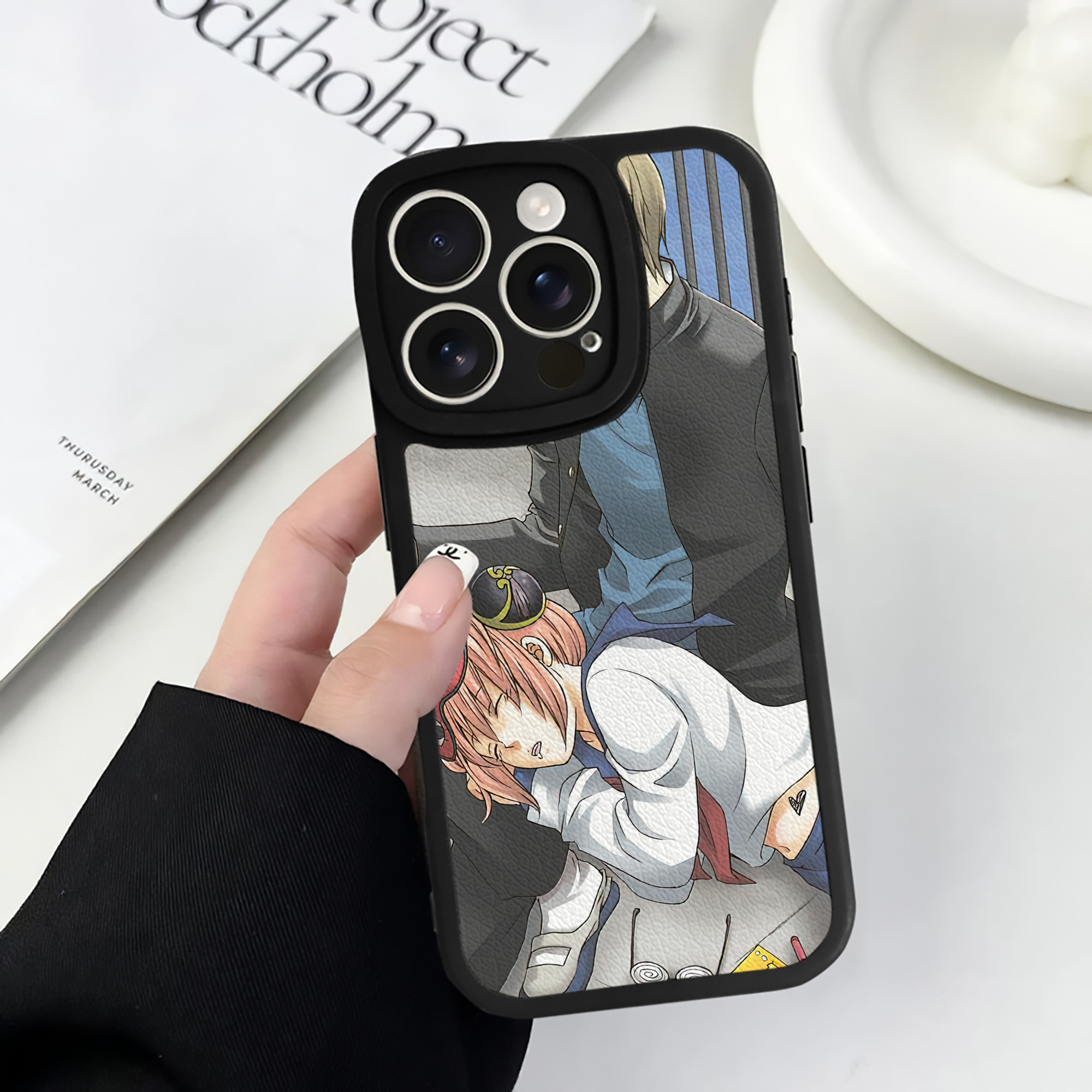 （画像用） ぎんたま 坂田銀時（さかたぎんとき） 神楽 志村新八（しむら しんぱち） GINTAMA Sakata Gintoki Kagura Shimura Shinpachi 【iPhone 16シリーズ対応】シリコンスマホケース（レザー調） 材質：シリコン